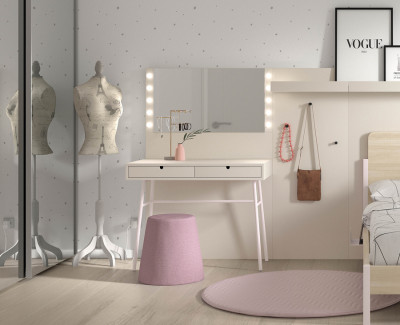 Chambre avec lit double, bureau de type coiffeuse et armoire à