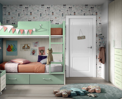 Chambre enfant avec lit superposé et armoire à portes battantes 