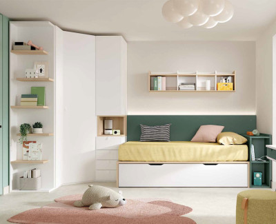 Chambre avec lit gigogne, armoire d'angle et bureau