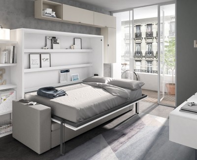 Chambre avec lit escamotable canapé avec coffre et étagères