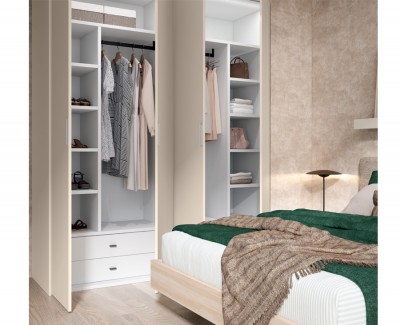 Chambre avec lit double avec tête de lit tapissée, tables de chevet et armoire à portes battantes