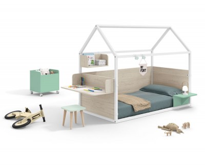 Chambre pour enfant composée d'un lit maison fermé avec un bureau 