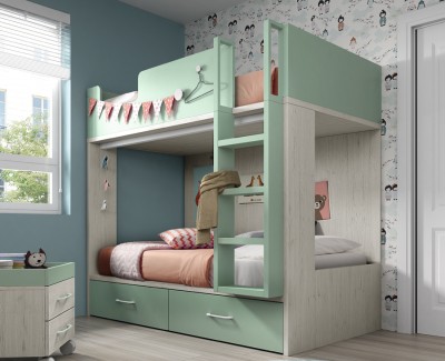 Chambre enfant avec lit superposé et armoire à portes battantes 