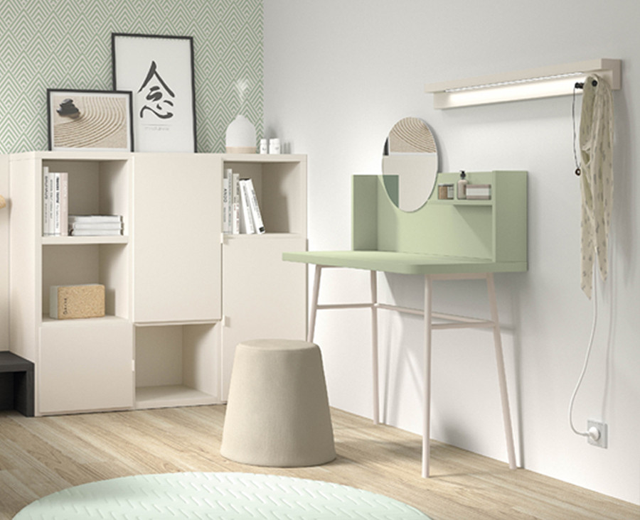 Chambre avec lit double, bureau de type coiffeuse et armoire à